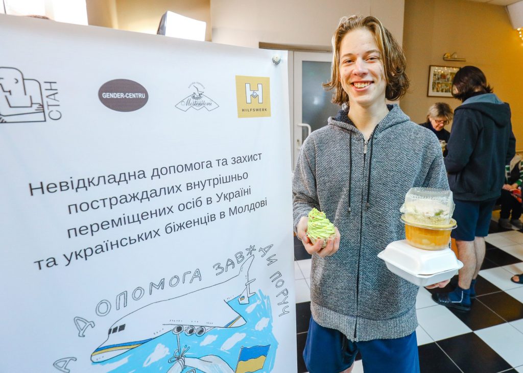 У Запоріжжі організували роздачу гарячого харчування для внутрішньо переміщенних осіб