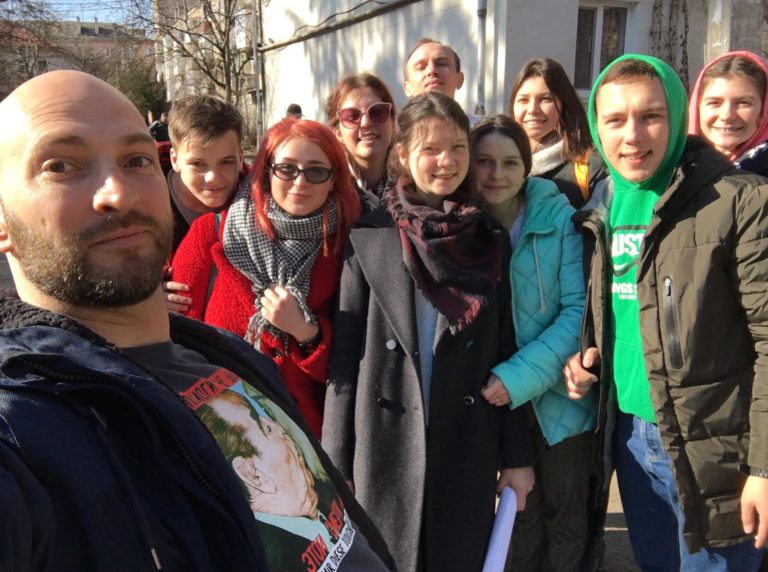 Випускники/ці “Майстерні молодіжної демократії” під час стажування