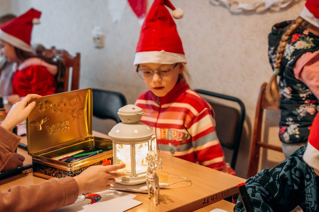 Для дітей з-поміж ВПО у Чернівцях влаштували передноворічний марафон радості та творчості 