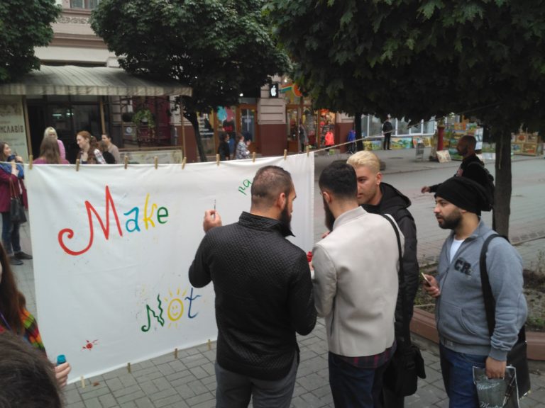 «Скатертину миру», яку створили в Івано-Франківську, покажуть в Києві та на Сході